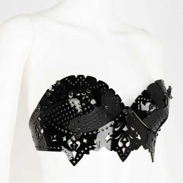 Original Nero sin bustier, Entirely handmade in Berlin, in the workshops of the brand; The Nero bra encrusted with SWAROVSKI® is designed to be seen. Its removable straps allow the piece to be worn over a dress or top or simply next to the skin. The baroque-inspired laser cut-outs will give you a glamorous touch in any situation. The satin elastics at the back and the hook allow you to adjust the piece to your body shape. Custom laser-cut patent leather bodice. Double cap rivets with black pearl silver trim Removable adjustable bra straps Adjustable stretch back hook closure
