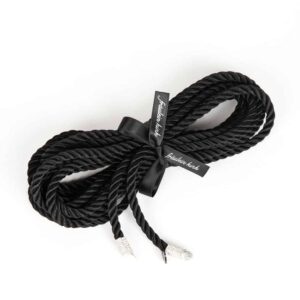 El Shibari Nero es un lazo de bondage de 5 metros de largo con una punta de cristal plateado. Transforma el lazo en un cinturón o arnés para añadir un toque fetichista especial a tu conjunto favorito.