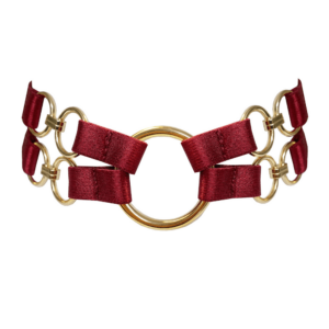 Die Kleio Bondage-Halskette ist ein kleines Stück Lingerie, das von der Bondage-Luxus-Ästhetik inspiriert ist. Mit einem elastischen, vollständig verstellbaren Satinträger, einem übergroßen O-Ring in der Mitte und einem Hakenverschluss in Schwanenform ist die diskrete Kleio Halskette der perfekte Abschluss für jedes Dessous-Set aus der Bordelle-Kollektion. Sie ist bei Brigade Mondaine erhältlich.