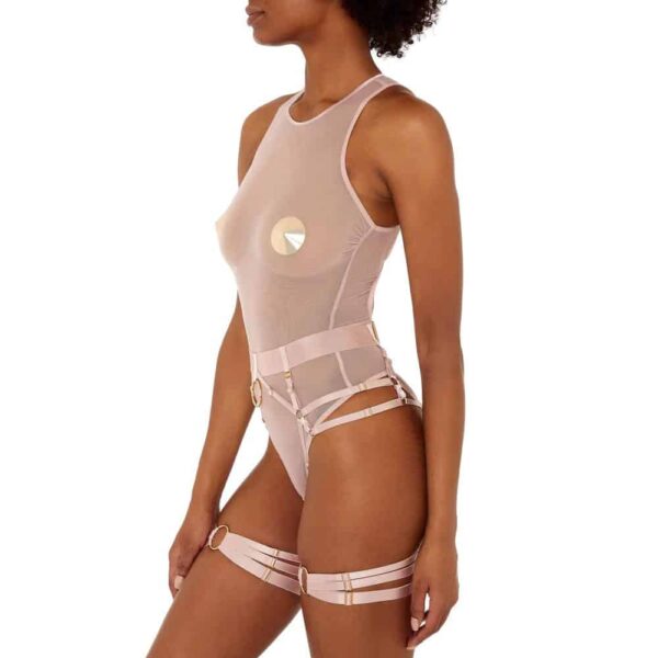 The Kora bodysuit has a transparent mesh to sublimate your silhouette. The 24-carat gold-plated finishes make this bodysuit a real jewel of high fashion. Hook and eye back closure. Adjustable straps. Stretchy and adjustable straps. Available now on Brigade Mondaine.