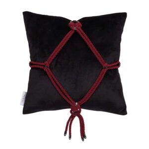 Ce coussin en velours doux avec un ornement Shibari noué sur le devant – le motif de diamant classique « Kikkou ». Exécuté de la même manière que tous les autres produits Figure of A, avec du matériel métallique en bronze à canon et des extrémités de corde à pointe pendantes, c’est un cadeau unique qui a fière allure placé sur un canapé ou un lit. Ce coussin est disponible chez Brigade Mondaine.