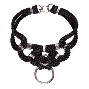 "Megami" means goddess in Japanese. This choker necklace will not leave anyone indifferent, both by its manufacture from waxed cotton rope and tied symmetrically, as well as by its design of intertwined knots with silver finishes. Closing on the neck. One size fits all & adjustable. This necklace is available at Brigade Mondaine.