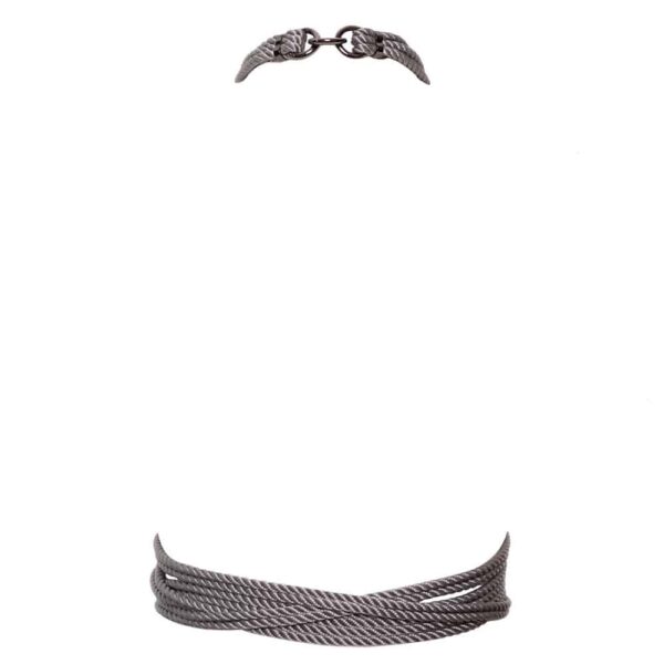 El collar presenta dos juntas tóricas entrelazadas con nudos tradicionales simétricos de cuerda de poliéster. Está acabado con aleación de zinc plateado y herrajes de latón, y se cierra con una pequeña anilla de presión en la parte posterior.
