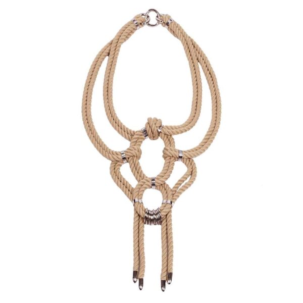 Ce collier Resu de type sautoir mettra en valeur votre décolleté et accessoirisera vos plus belles tenues de façon très originale. De la corde de coton ciré de 8mn est nouée et entrelacée de manière symétrique pour former une pièce d’exception. Fermeture sur la nuque. Taille unique & ajustable. La longueur totale du collier : 55 cm. Ce magnifique collier est disponible chez Brigade Mondaine.