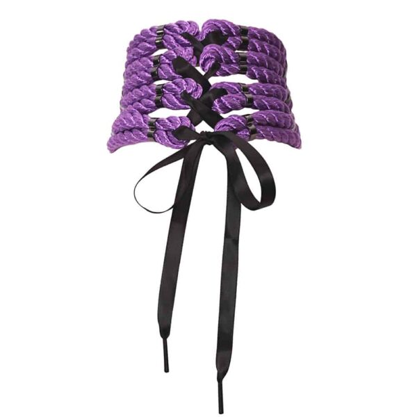 Im Japanischen bedeutet das Wort "Shibari" "fesseln". Die zeitgenössische Bedeutung des Wortes beschreibt eine Kunstform der Bondage. Diese Halskette umschließt den Hals und folgt den Kurven des Körpers. In der Mitte befindet sich ein Liebesknoten. Es liegt eng an, ist aber dennoch bequem und kann im Rücken mit Schnürsenkeln angepasst werden. Verschluss auf der Rückseite. Mit silbernem Finish. Vollständig anpassbar. Einheitsgröße.