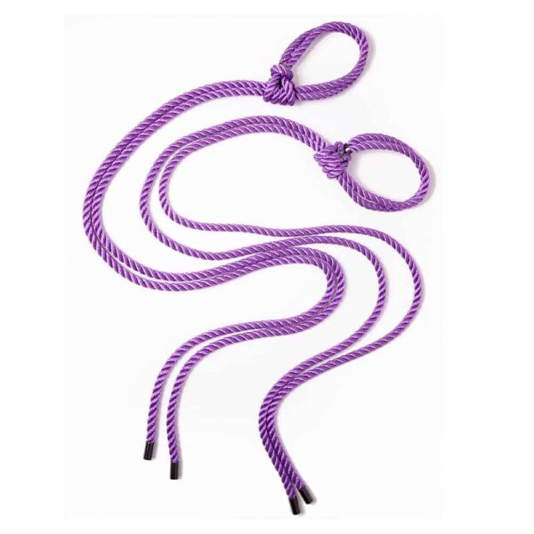 Dieses Self-Tie-Set von Handschellen zum Selbermachen ist ideal, um in die Welt des Shibari einzusteigen. Hergestellt aus 8 mm Polyesterseil, das weich und angenehm auf der Haut liegt, mit einem Schlingenknoten befestigt und mit Metallspitzen versehen ist. Die Handgelenke können für einen "schnellen Fang" um die Knöchel oder das Handgelenk gebunden werden. Der Riemen ist verstellbar, so dass Sie den Knoten so fest machen können, wie Ihr Partner es aushält, dann einfach den Knoten lösen und ein- und ausfädeln, um mehr Zeit zum Spielen zu lassen. Länge: 1,20 m / 47 Zoll. Erhältlich bei Brigade Mondaine