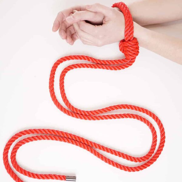 Dieses Self-Tie-Set von Handschellen zum Selbermachen ist ideal, um in die Welt des Shibari einzusteigen. Hergestellt aus 8 mm Polyesterseil, das weich und angenehm auf der Haut liegt, mit einem Schlingenknoten befestigt und mit Metallspitzen versehen ist. Die Handgelenke können für einen "schnellen Fang" um die Knöchel oder das Handgelenk gebunden werden. Der Riemen ist verstellbar, so dass Sie den Knoten so fest machen können, wie Ihr Partner es aushält, dann einfach den Knoten lösen und ein- und ausfädeln, um mehr Zeit zum Spielen zu lassen. Länge: 1,20 m / 47 Zoll. Erhältlich bei Brigade Mondaine