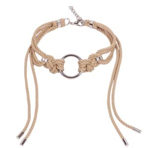 Ce Choker Shippo Beige élaboré et ajusté comprend un grand joint torique avec des nœuds traditionnels symétriques en corde de polyester, avec de longues queues lâches encadrant le cou. Il est fini avec un alliage de zinc argenté et une quincaillerie en laiton. Un fermoir et une chaîne à l’arrière peuvent être ajustés pour un ajustement personnalisé. Taille unique. Disponible chez Brigade Mondaine.