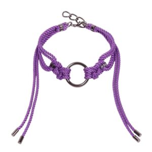 Dieser aufwendige und passgenaue Choker Shippo Lila verfügt über einen großen O-Ring mit traditionellen symmetrischen Knoten aus Polyesterseil, wobei lange lockere Schwänze den Hals einrahmen. Er ist mit einer versilberten Zinklegierung und Messingbeschlägen verarbeitet. Ein Verschluss und eine Kette auf der Rückseite können für eine individuelle Passform verstellt werden. Die Größe ist eine Einheitsgröße. Erhältlich bei Brigade Mondaine.