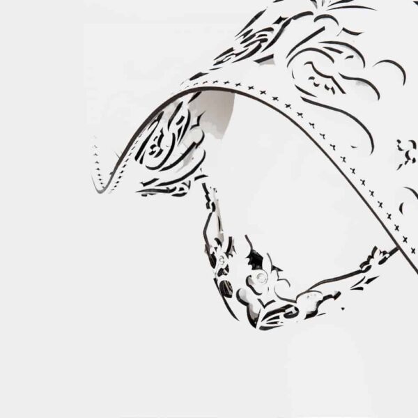 Cornette из коллекции Original Sin Bianco от Fraulein Kink на Brigade Mondaine. Cornette Bianco полностью изготовлены вручную на заказ в берлинской мастерской бренда из лакированной кожи с лазерной резкой, они никого не оставят равнодушным на ваших фетиш- или эротических вечеринках. Шикарная, сексуальная и элегантная версия классического силуэта Flying Nun. Эта яркая деталь является вершиной гламура высокой моды. Изготовленная на заказ шляпа Cornette из белой кожи Съемный мундштук из белой кожи с лазерной резкой Двойная отделка заклепками с перламутровыми серебряными краями цвета слоновой кости Протянутая атласная лента Регулируемый подбородочный ремешок