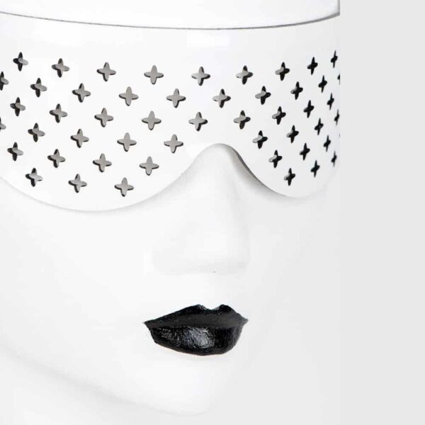 Эта маска Confessional Bianco Mask удивит вашего партнера, ведь она полностью изготовлена вручную на заказ в берлинской мастерской бренда из лакированной кожи с лазерной резкой. Лазерные вырезы на глазах придают ансамблю нотку гламура. Украсьте любой наряд, будь то в будуаре или в городе! В исповедальне вам простят все...