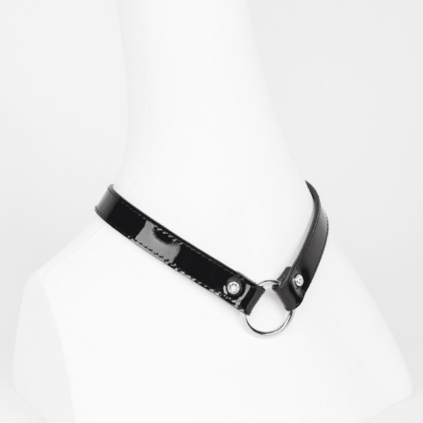 Collar de charol negro y cristal Swarovski de la colección French Kiss de Fraulein Kink disponible en Brigade Mondaine