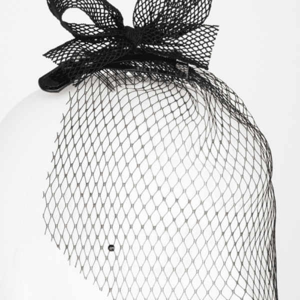 Мини-шляпа с бантом и вуаль из сеточки из коллекции French Kiss от Fraulein Kink, продается в Brigade Mondaine