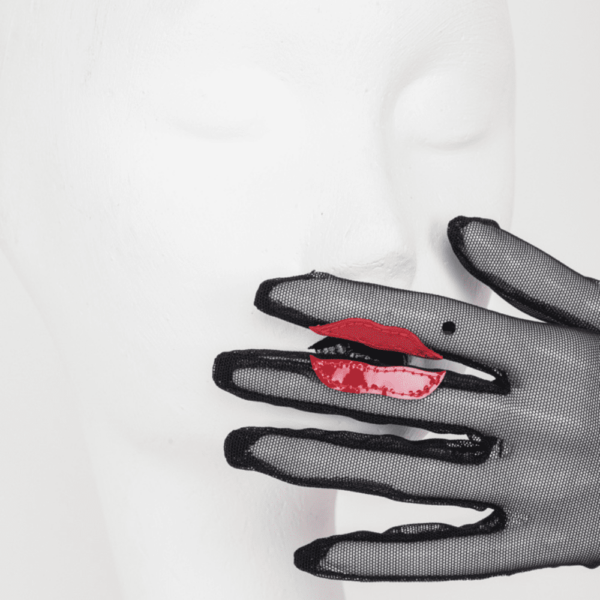 Paire de gant en tulle et lèvres rouges en cuir cousu de la collection French Kiss par Fraulein Kink, disponible chez Brigade Mondaine