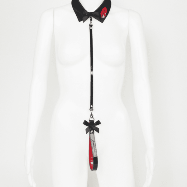 Ensemble collier noir et laisse en cuir vernis noir et rouge de la collection French Kiss par Fraulein Kink, disponible chez Brigade Mondaine