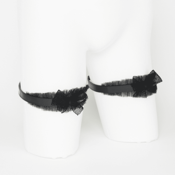 Черные подвязки из лакированной кожи и тюля из коллекции French Kiss от Fraulein Kink, продается в Brigade Mondaine