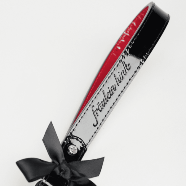 Черный и красный поводок из лакированной кожи из коллекции French Kiss от Fraulein Kink, продается в Brigade Mondaine