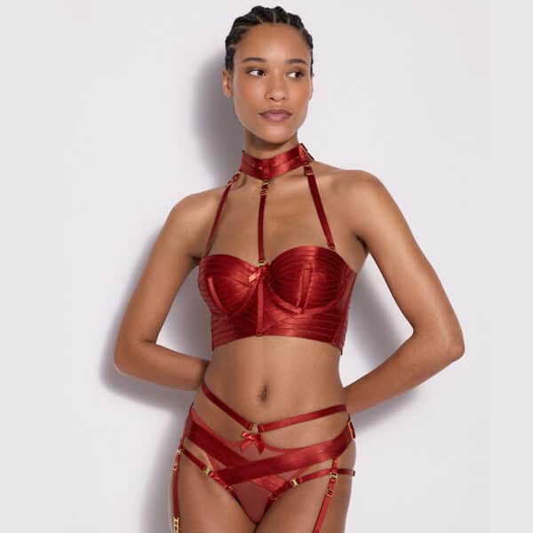 une dame portant un soutien-gorge rouge et un string avec des crochets dorés réglables