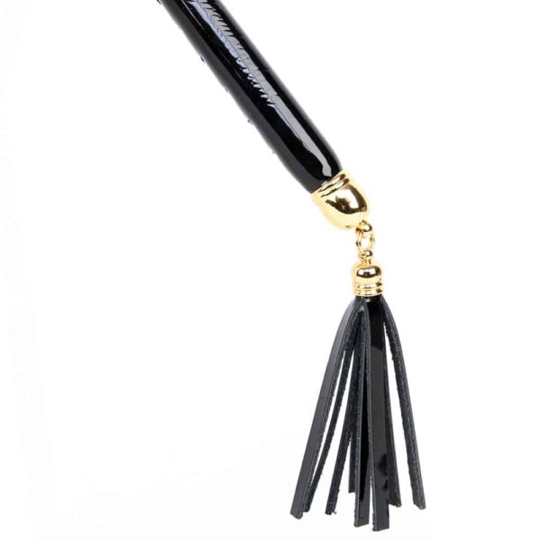 Tickle and caress your lover with our Rica Feather Teaser! Featuring lush black ostrich feathers. Our teaser is made with patent leather, a hand-stitched handle and a 24K gold plated leather tassel tip. Each item is handmade to order and unique! 2 deluxe black ostrich feathers Hand-stitched black patent leather covered metal handle 24K gold plated leather end cap Embossed Fräulein Kink logo.