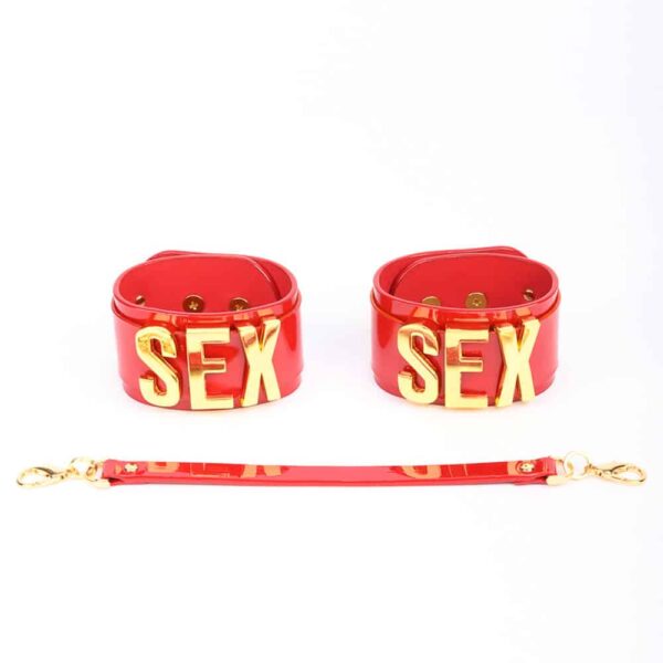красные сексуальные наручники
