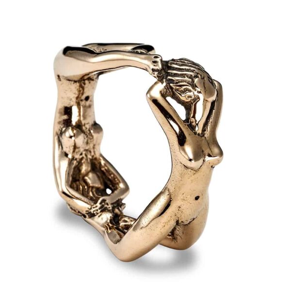 Accessoire bague anneau pour sexe masculin (phallus et bourses) composé de deux corps formant un cercle en bronze .