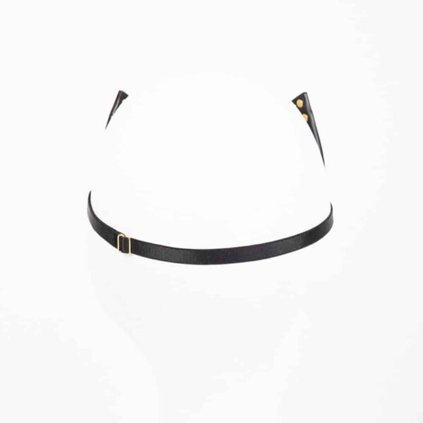 Маска Ricco Kitten Mask - это шикарный и гламурный аксессуар, полностью выделанный вручную из высококачественной итальянской кожи, украшенный латунными заклепками и двойной золотой крышкой. Она закрывается атласной эластичной лентой, которая регулируется по размеру головы для максимального комфорта. Прекрасное творение для бала-маскарада или бала-маскарада.