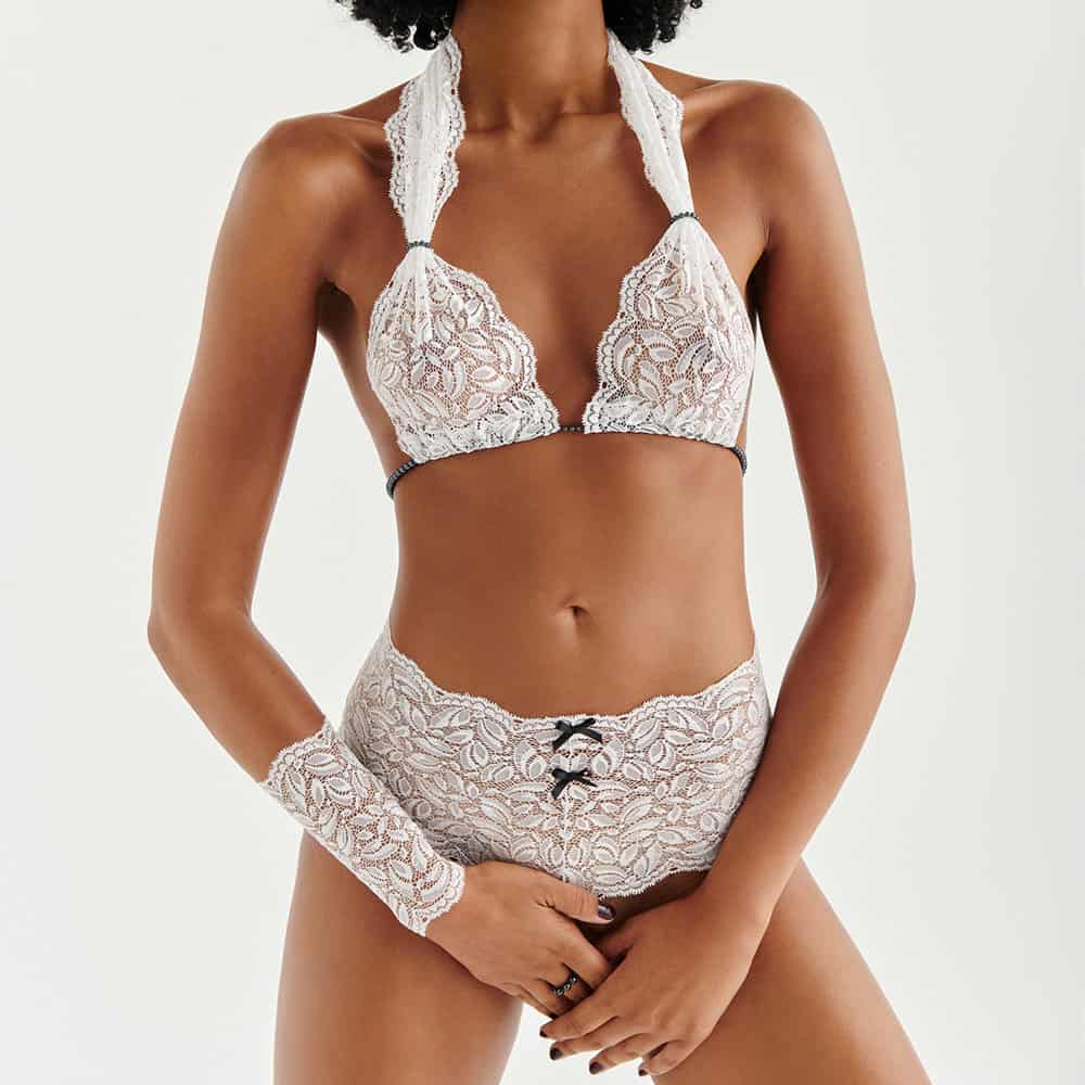 Mannequin showing the new products of the BRACLI collection: bra and panties Dark paris