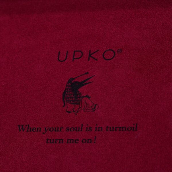 Logo Upko negro sobre rojo