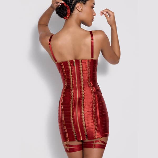 vestido de inspiración bondage en rojo con detalles metálicos dorados y ligueros