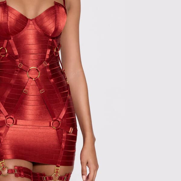 vestido rojo de inspiración bondage con ligueros