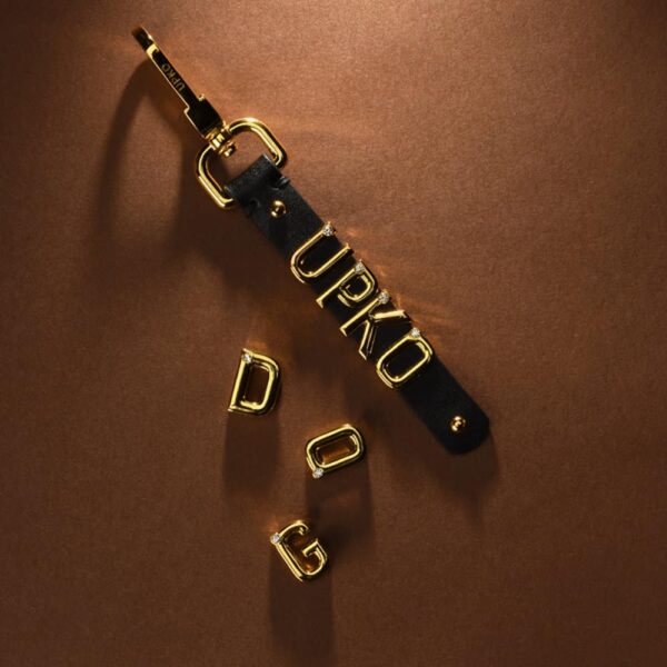 UPKO X BRIGADE MONDAINE Edición Limitada Accesorio mosquetón cuero negro y letras doradas personalizadas