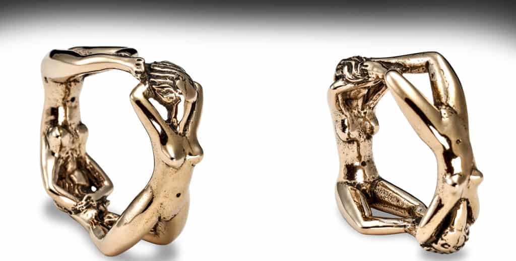 Accessoire bague anneau pour sexe masculin (phallus et bourses) composé de deux corps formant un cercle en bronze .