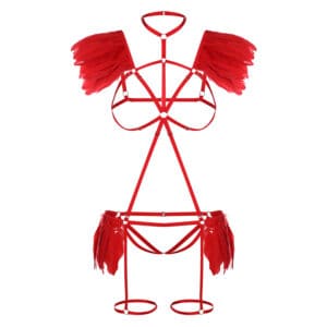 Un Harness qui composé de nombreuses bandes rouges le long du corps, avec des connexions au cou et aux hanches avec des sous-vêtements et un soutien-gorge ouverts et avec des plumes attachées sur les côtés