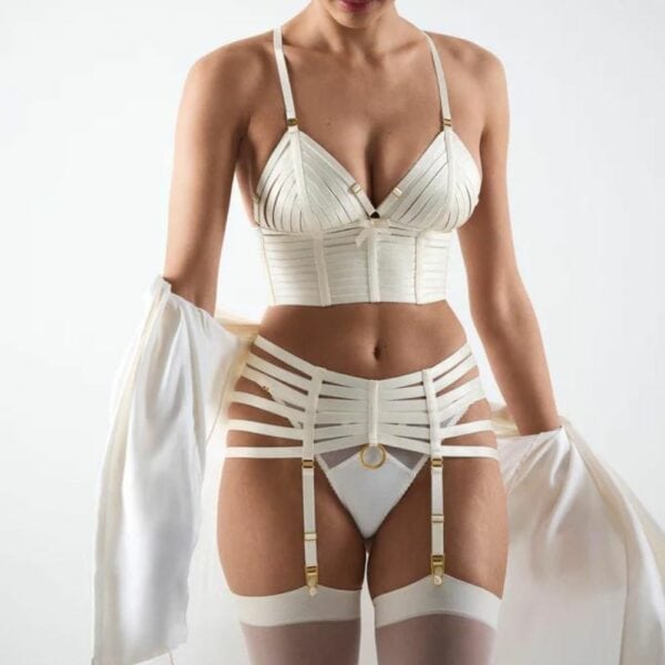 Femme portant un ensemble de lingerie Bordelle Signature blanc.
