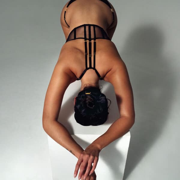 Femme portBORDELLE Signature - Soutien-Gorge Croisé Art Deco Noirant soutient gorge et culotte signature en noir transparent avec straps ajustable et détails dorés gravés "Bordelle"