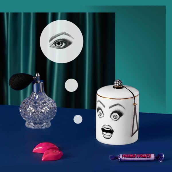 Porzellankerze mit aufgemaltem Make-up-Gesicht und Duft im Glas