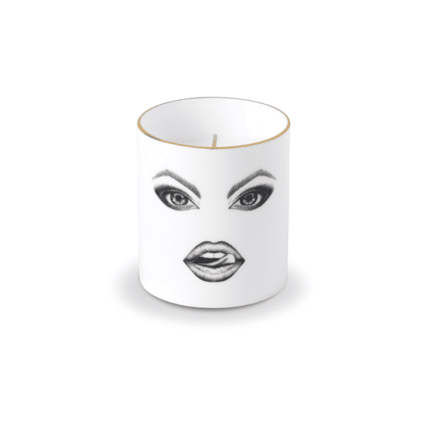 Una cautivadora taza de porcelana blanca, adornada con un mono dibujado con precisión en fieltro. El mono se burla con picardía, pasándose la lengua por los labios. La ilustración, realizada con delicadeza con un rotulador de punta fina, evoca el estilo Provocateur y se inspira en Ilona Staller.