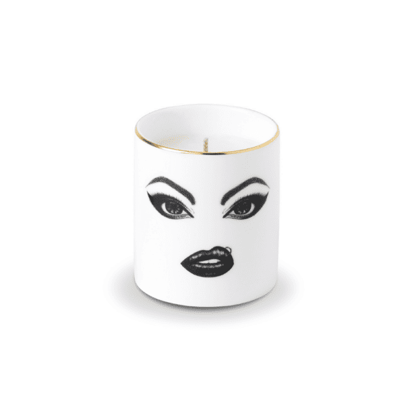 A china-white porcelain candle becomes an artistic canvas with a boldly made-up, punk-style female face, meticulously drawn in felt. A piercing adds a rebellious touch to this unique creation, elegantly fusing classic aesthetics with contemporary audacity.
