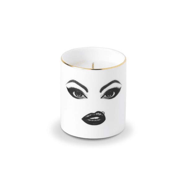 Une bougie en porcelaine blanche de Chine devient une toile artistique avec un visage féminin audacieusement maquillé et au style punk, minutieusement dessiné en feutrine. Un piercing ajoute une touche rebelle à cette création unique, fusionnant élégamment l'esthétique classique et l'audace contemporaine