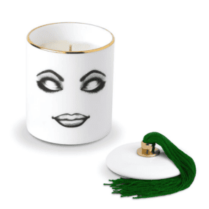 Bougie parfumée en porcelaine de Chine blanche avec feutrine noire qui peint un visage relaxe et détendu avec les yeux fermés et maquillage clair avec détails en vert et en or