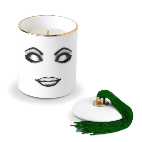 Vela perfumada de porcelana china blanca con fieltro negro que representa un rostro relajado con los ojos cerrados y ligeramente maquillado con detalles verdes y dorados.