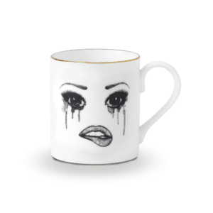 Une tasse en porcelaine chinoise blanche arbore un visage mélancolique, soigneusement tracé en feutrine. Ce visage exprime la tristesse avec des larmes coulant et un maquillage qui se fond, tandis que la lèvre inférieure est délicatement mordue, créant une composition émouvante et artistique.