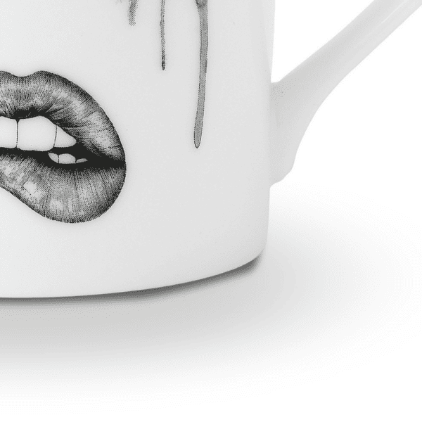 Une tasse en porcelaine chinoise blanche arbore un visage mélancolique, soigneusement tracé en feutrine. Ce visage exprime la tristesse avec des larmes coulant et un maquillage qui se fond, tandis que la lèvre inférieure est délicatement mordue, créant une composition émouvante et artistique.