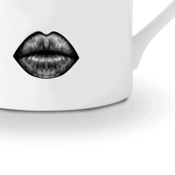 Tasse aus weißem chinesischem Porzellan und präzisem schwarzem Filz, die das Gesicht einer Primadonna mit Make-up, geschlossenen Augen und vollen Lippen zeichnet.