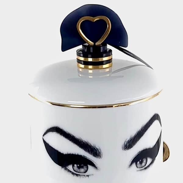Bougie parfumé en porcelaine blanche avec visage de Amy Winehouse maquillé en noir et blanc