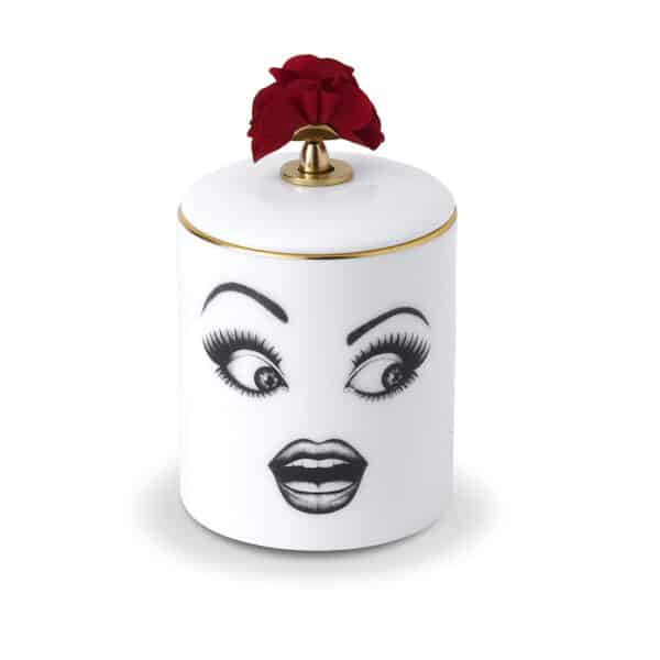 Packshot of the white porcelain prankster candle with the surprised look, adorned in gold and red
