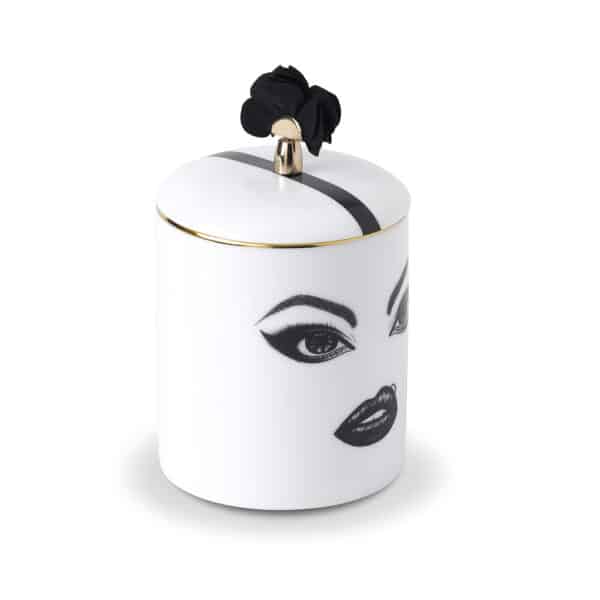 Bougie en porcelaine de chine avec un visage rebelle peint à la feutrine fine, maquillé, en noir et blanc avec un piercing