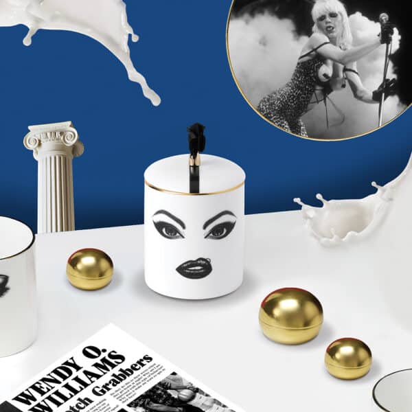 Bougie en porcelaine de chine avec un visage rebelle peint à la feutrine fine, maquillé, en noir et blanc avec un piercing