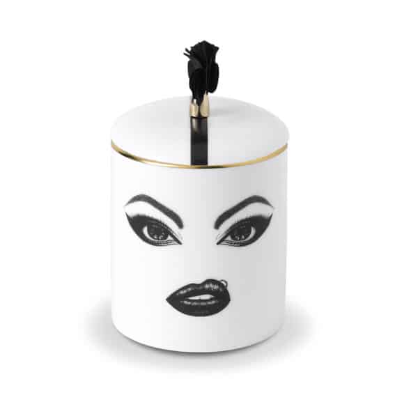 Bougie en porcelaine de chine avec un visage rebelle peint à la feutrine fine, maquillé, en noir et blanc avec un piercing