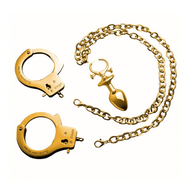 Imagen sobre fondo blanco que muestra unas esposas doradas combinadas con una cadena y un tapón dorados